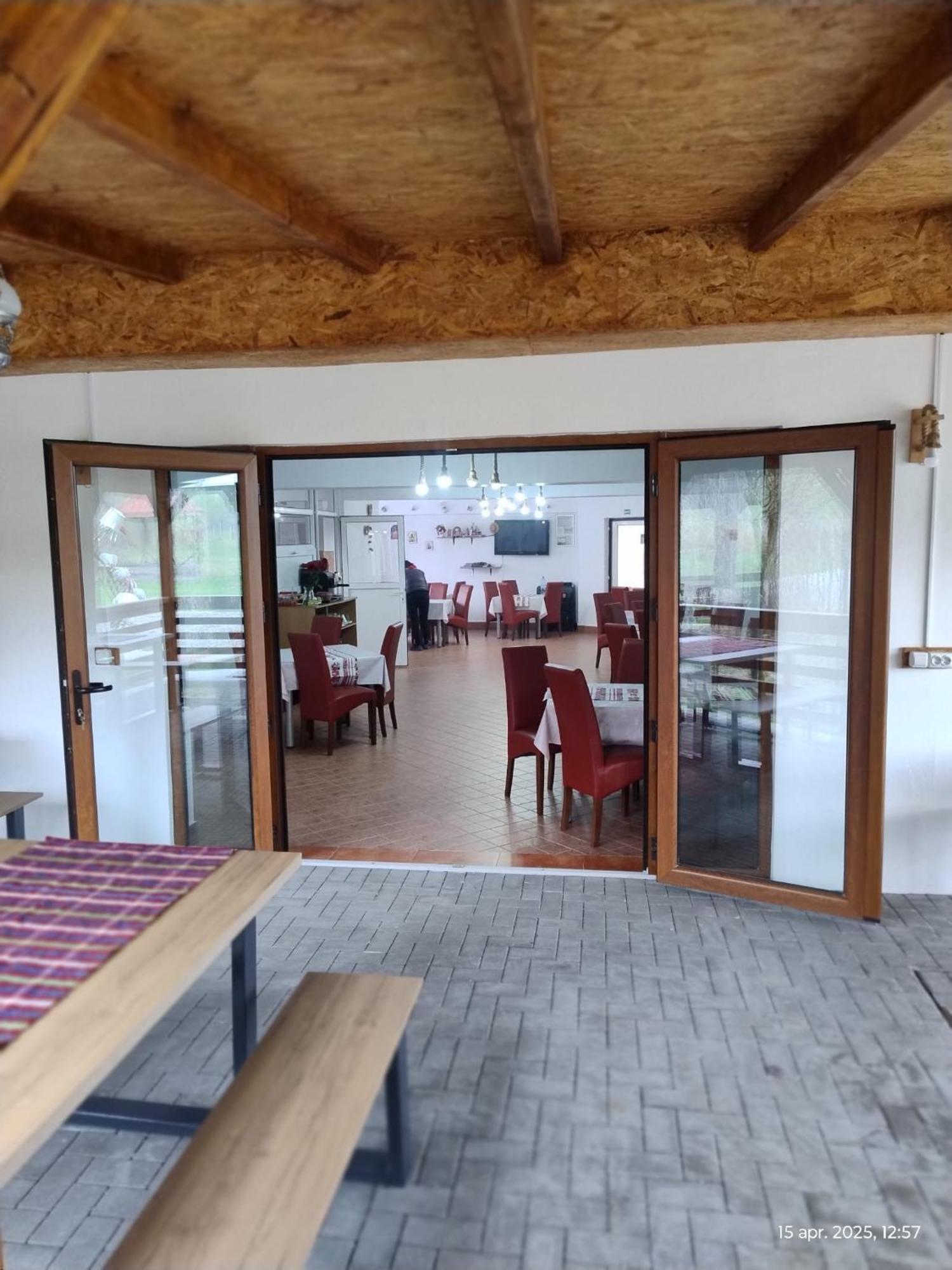 Cris & Mona Hotell Săpînţa Exteriör bild